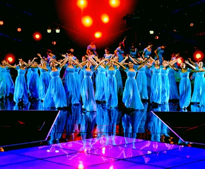 唐山市音协红玫瑰女子合唱团参加中央电视台2018年合唱春晚的演出现场